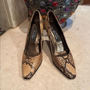 Stuart Weitzman Snakeskin Heels in Tan and Black Size 6.5 B